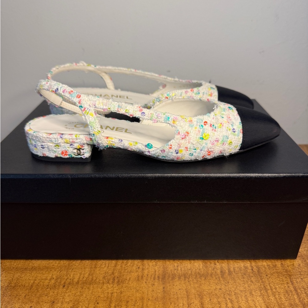 CHANEL Black Flats with Elegant Design - Picture 3 of 12